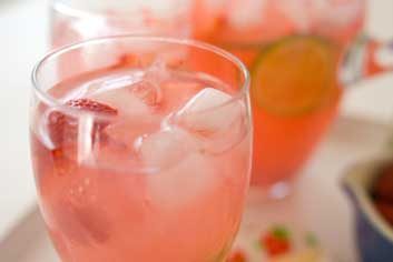 Une limonade rose pétillante